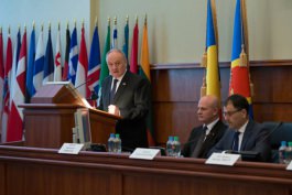 Moldovan president attends meeting of military college