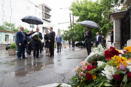 Moldovan president lays flowers in memory of plane crash victims