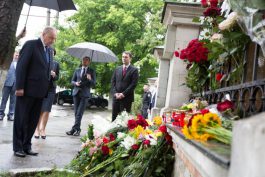 Moldovan president lays flowers in memory of plane crash victims