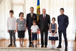 Moldovan president meets Romanian envoy