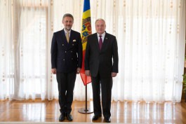 Moldovan president meets Romanian envoy