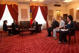 Moldovan president meets Azeri ambassador