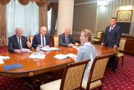 Moldovan president signs decrees appointing judges