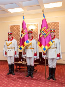 Ceremonie inedită la Reședința de  Stat: Nicolae Timofti  a înmânat copia Stindardului Președintelui Republicii Moldova