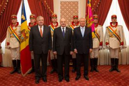 Ceremonie inedită la Reședința de  Stat: Nicolae Timofti  a înmânat copia Stindardului Președintelui Republicii Moldova