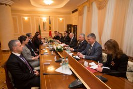 Bulgarian president comes to shake hands with Moldovan president like to respected friend, politician