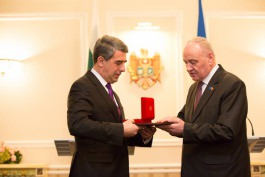 Bulgarian president comes to shake hands with Moldovan president like to respected friend, politician