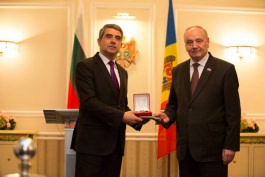 Bulgarian president comes to shake hands with Moldovan president like to respected friend, politician