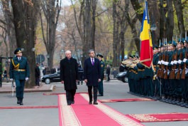 Bulgarian president comes to shake hands with Moldovan president like to respected friend, politician