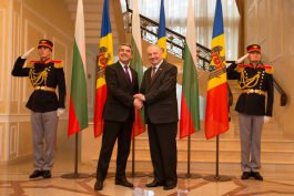 Bulgarian president comes to shake hands with Moldovan president like to respected friend, politician