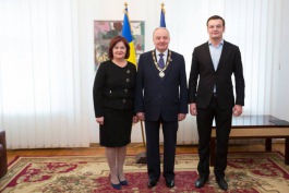 Președintele Timofti a participat la o ceremonie de decorare, la Ambasada României