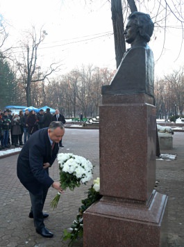 Igor Dodon a depus flori la bustul poetului Mihai Eminescu