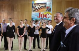 Moldovan president meets dancers of famous National folk dance ensemble