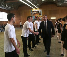 Moldovan president meets dancers of famous National folk dance ensemble