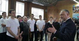 Moldovan president meets dancers of famous National folk dance ensemble