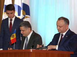 Igor Dodon și Tigran Sargsyan au semnat la Chișinău Memorandumul de cooperare între Comisia Economică Euroasiatică şi Republica Moldova