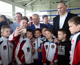 Igor Dodon împreună cu Nikolai Valuev, Valeri Gazaev și Alexandr Burcov au inaugurat un ring de box la Chișinău