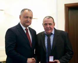 Igor Dodon, a oferit distincții de stat unor oameni simpli care au muncit zeci de ani pentru dezvoltarea țării  