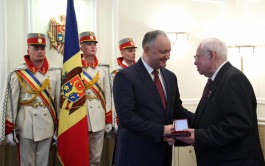 Igor Dodon, a oferit distincții de stat unor oameni simpli care au muncit zeci de ani pentru dezvoltarea țării  