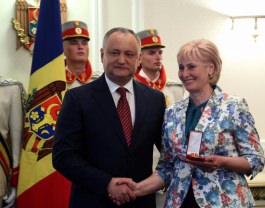 Igor Dodon, a oferit distincții de stat unor oameni simpli care au muncit zeci de ani pentru dezvoltarea țării  