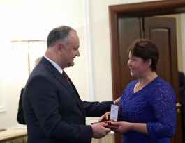 Igor Dodon, a oferit distincții de stat unor oameni simpli care au muncit zeci de ani pentru dezvoltarea țării  