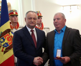 Igor Dodon, a oferit distincții de stat unor oameni simpli care au muncit zeci de ani pentru dezvoltarea țării  