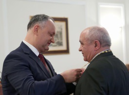 Igor Dodon, a oferit distincții de stat unor oameni simpli care au muncit zeci de ani pentru dezvoltarea țării  