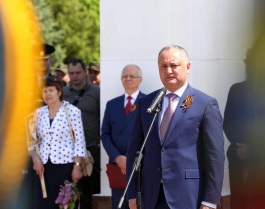 Președintele Republicii Moldova a participat la ceremonia de înhumare a osemintelor a 15 ostași, căzuți în luptele pentru eliberarea Moldovei