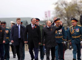 Igor Dodon a participat la Parada Victoriei din Piața Roșie și a depus flori la Mormîntul ostașului necunoscut