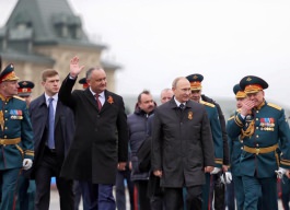 Igor Dodon a participat la Parada Victoriei din Piața Roșie și a depus flori la Mormîntul ostașului necunoscut