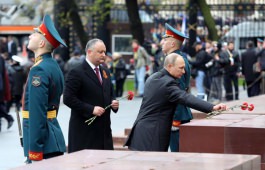 Igor Dodon a participat la Parada Victoriei din Piața Roșie și a depus flori la Mormîntul ostașului necunoscut