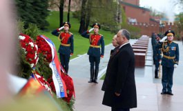 Igor Dodon a participat la Parada Victoriei din Piața Roșie și a depus flori la Mormîntul ostașului necunoscut