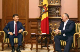 Igor Dodon și Kirsan Iliumjinov l-au felicitat pe tînărul șahist Andrei Macovei cu obținerea titlului de Campion Mondial în categoria sa de vîrstă