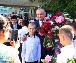 Президент посетил гимназию в родном селе Садова по случаю окончания учебного года