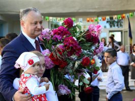 Президент посетил гимназию в родном селе Садова по случаю окончания учебного года