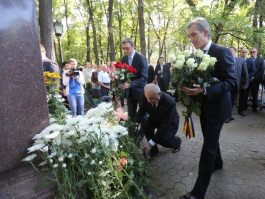 Nicolae Timofti a depus flori la busturile scriitorilor de pe Aleea Clasicilor 