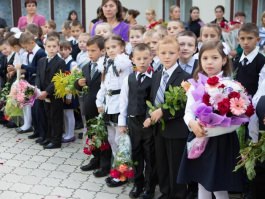 Nicolae Timofti a participat la ceremonia de deschidere a noului an școlar la gimnaziul din satul Ciutulești, raionul Florești