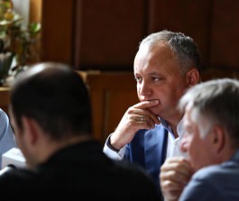 Igor Dodon a prezidat ședința Prezidiului Federației de Șah din Moldova