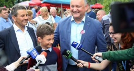 Președintele Igor Dodon a participat la Festivalul Căpșunelor și Mierii din satul Sadova