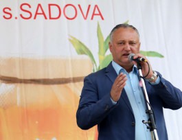 Președintele Igor Dodon a participat la Festivalul Căpșunelor și Mierii din satul Sadova