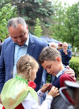 Președintele Igor Dodon a participat la Festivalul Căpșunelor și Mierii din satul Sadova