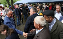 Președintele Igor Dodon a participat la Festivalul Căpșunelor și Mierii din satul Sadova