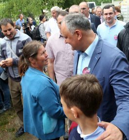 Președintele Igor Dodon a participat la Festivalul Căpșunelor și Mierii din satul Sadova