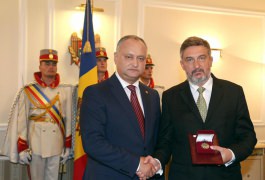 Președintele Republicii Moldova a înmînat distincții de stat unui grup de medici