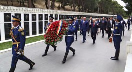 Igor Dodon, Președintele Republicii Moldova a depus flori la mormîntul ilustrului demnitar sovietic şi azer, Geydar Aliyev