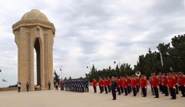 Igor Dodon, Președintele Republicii Moldova a depus flori la mormîntul ilustrului demnitar sovietic şi azer, Geydar Aliyev