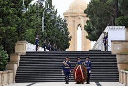 Igor Dodon, Președintele Republicii Moldova a depus flori la mormîntul ilustrului demnitar sovietic şi azer, Geydar Aliyev