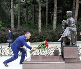 Президент Молдовы возложил венок к могиле выдающегося советского и азербайджанского государственного деятеля Гейдара Алиева