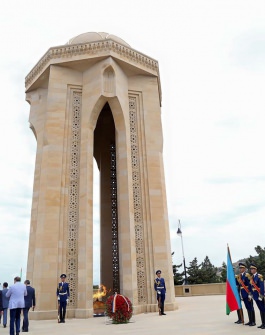 Igor Dodon, Președintele Republicii Moldova a depus flori la mormîntul ilustrului demnitar sovietic şi azer, Geydar Aliyev