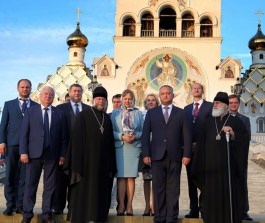 Игорь Додон принял участие в Богослужении в храме-памятнике в честь Всех Святых и в память о жертвах, спасению Отечества нашего послуживших